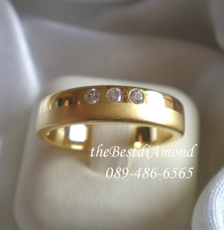 BR216-M แหวนหนุ่มๆ แบบเรียบ เพชร 3เม็ด เก๋สุดๆ เรียบ หรู ดูมี class สีทองซาตินพ่นทราย สวยมากๆๆ แบบออกมาจากcatalogue