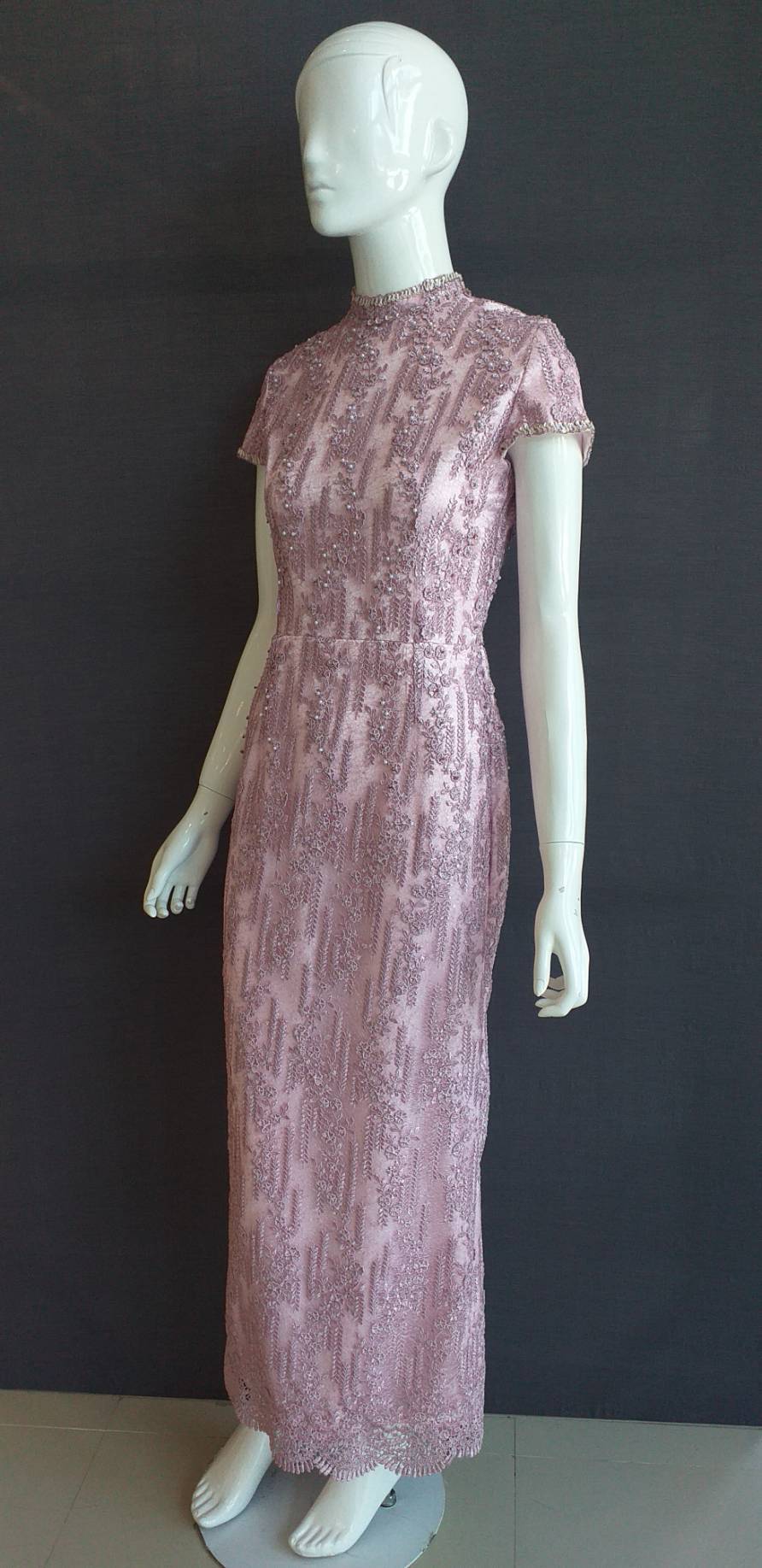 พร้อมเช่า ชุดไทยคุณแม่ เดรสลูกไม้ เดรสยาว เรียบหรู สีกะปิ