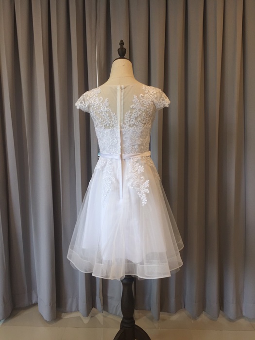 พร้อมส่ง ชุดราตรีสั้น แขนสั้น สีขาว สวยหวาน กระโปรงตาข่าย ตัวชุดลูกไม้&แต่งโบว์ช่วงเอว (ซิปหลัง)