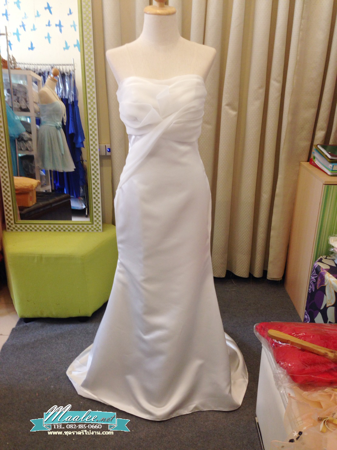 พร้อมเช่า ชุดเจ้าสาว/เพื่อนเจ้าสาว ราตรียาว แบบเกาะอก ทรงหางปลา สีแดง เรียบหรู แต่งผ้าแก้วช่วงอก กระโปรงผ้าซาติน ชายยาว (เชือกผูกหลัง)