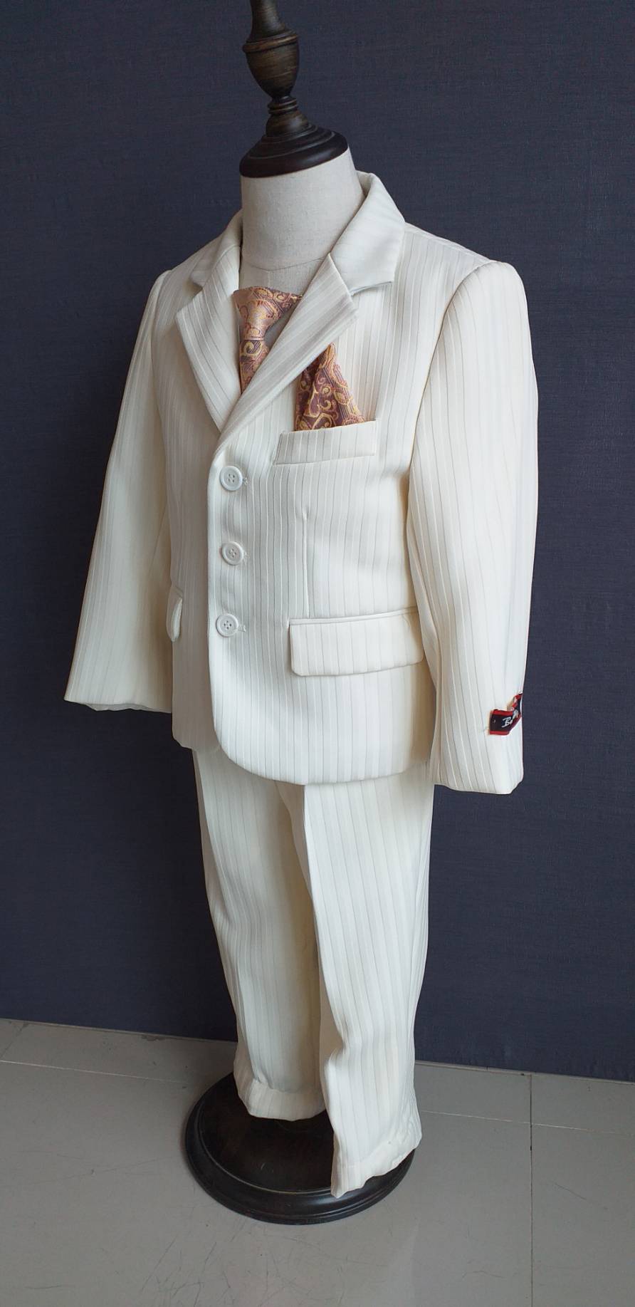 พร้อมเช่า ชุดสูทเด็กชาย สีขาวครีม