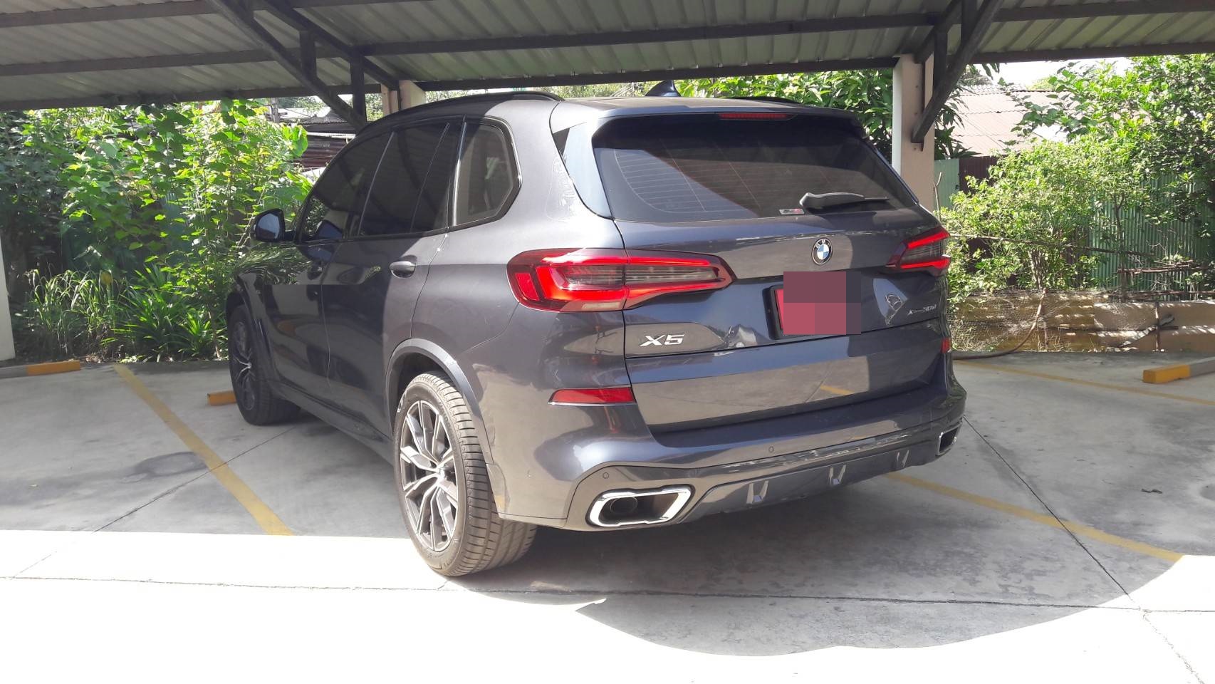 พรมรถยนต์ BMW X5 2020 ปูพรม7D สีดำด้ายแดง + พรมดักฝุ่นสีแดง เต็มคัน