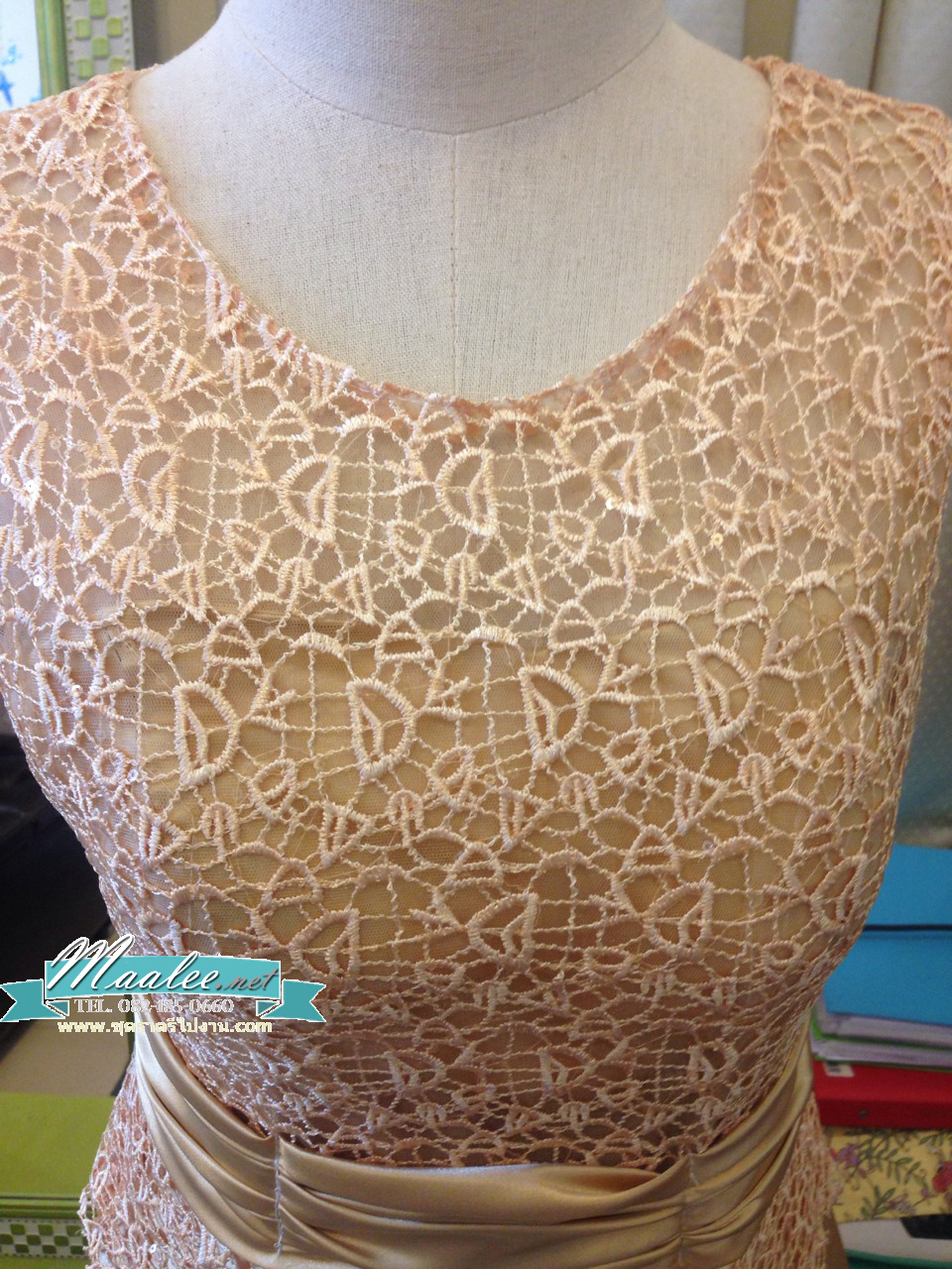 พร้อมเช่า ชุดราตรียาว แขนยาว แต่งลูกไม้ฉลุ ผาคาดเอวซาติน สีทอง สวยเรียบหรู