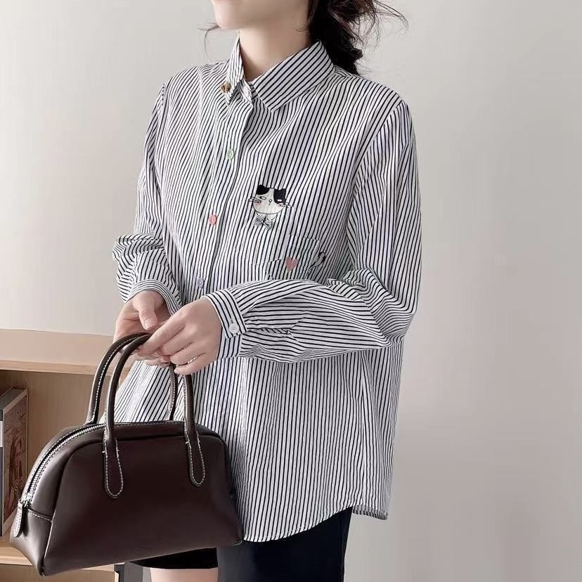 เสื้อเชิตลายริ้วสีดำปักลายแมวแต่งกระดุมสี