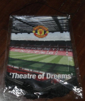 ธงติดกระจก ฟุตบอล สโมสรแมนเชสเตอร์ ยูไนเต็ด - โรงละครแห่งความฝัน ใหม่ / MANCHESTER UNITED Football Club Pennant - THEATRE of DREAMS NEW