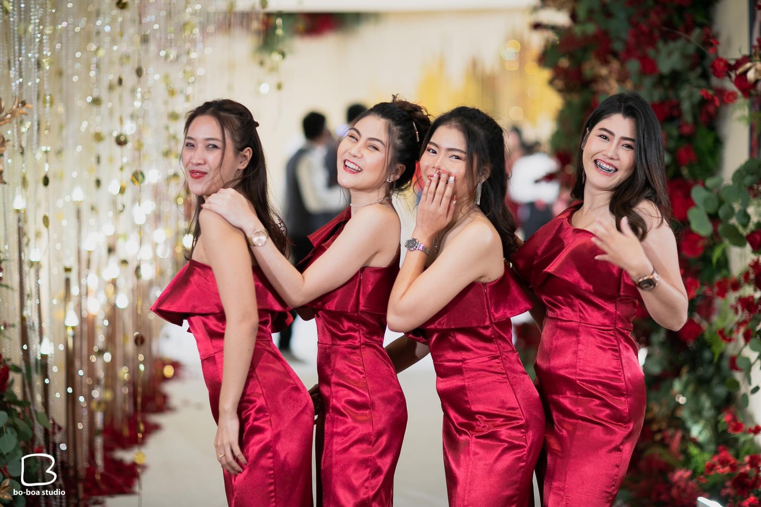 พร้อมเช่า ชุดเดรส เดรสไหล่เดียว ผ้าดัชเชส แพทเทิร์นเนียบ แต่งระบายสะโพก สีไวน์แดง