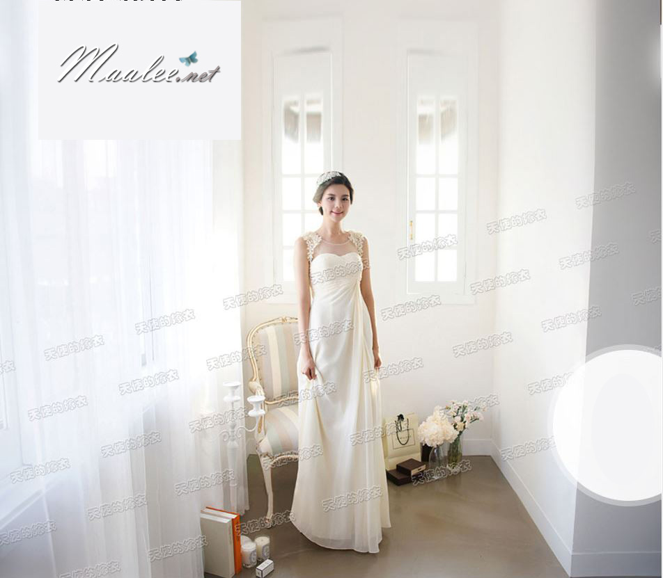 พร้อมเช่า ชุดราตรียาว จับเดรปไขว่ช่วงหน้าอก แต่งดอกไม้ช่วงไหล่ ด้านหลังซีทรู กระโปรงแหวกข้าง Sexy สีขาว