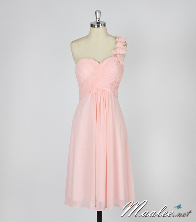 พร้อมเช่า ชุดราตรีสั้น เกาะอก ไหล่เดียว สีชมพูนู้ด จับเดรปไขว์ช่วงหน้าอก แต่งดอกไม้ช่วงไหล่