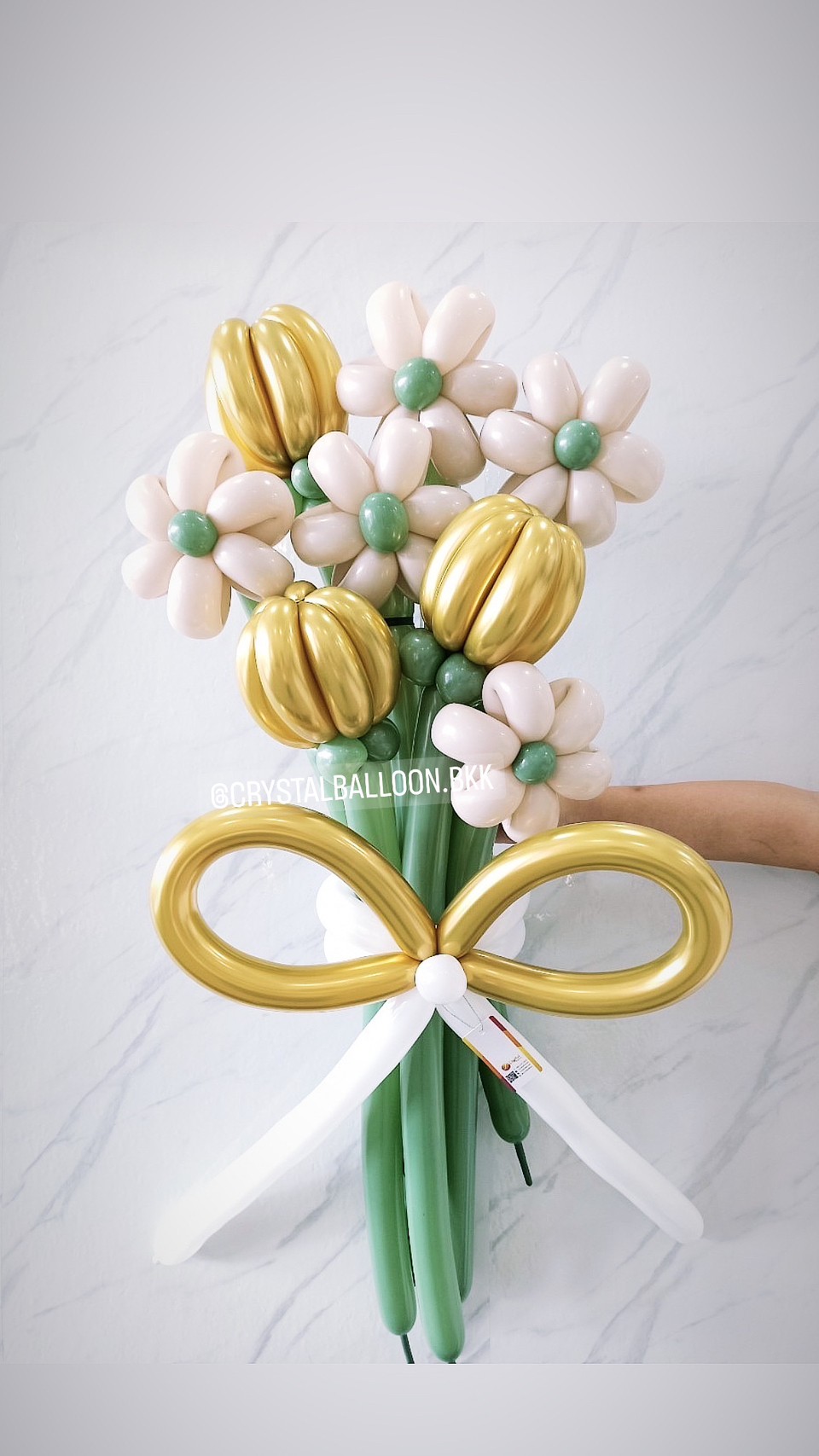 สั่ง Flower Balloon Medium Bouquet ช่อ 8 ดอก พร้อมตกแต่ง สามารถเปลี่ยนสีลูกโป่งได้