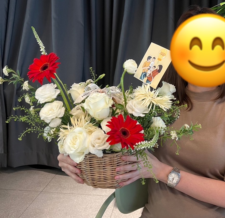 Flower Basket ตะกร้าหวายใส่ดอกไม้สด โทนขาว-แดง พร้อมตกแต่ง สามารถเปลี่ยนสีได้