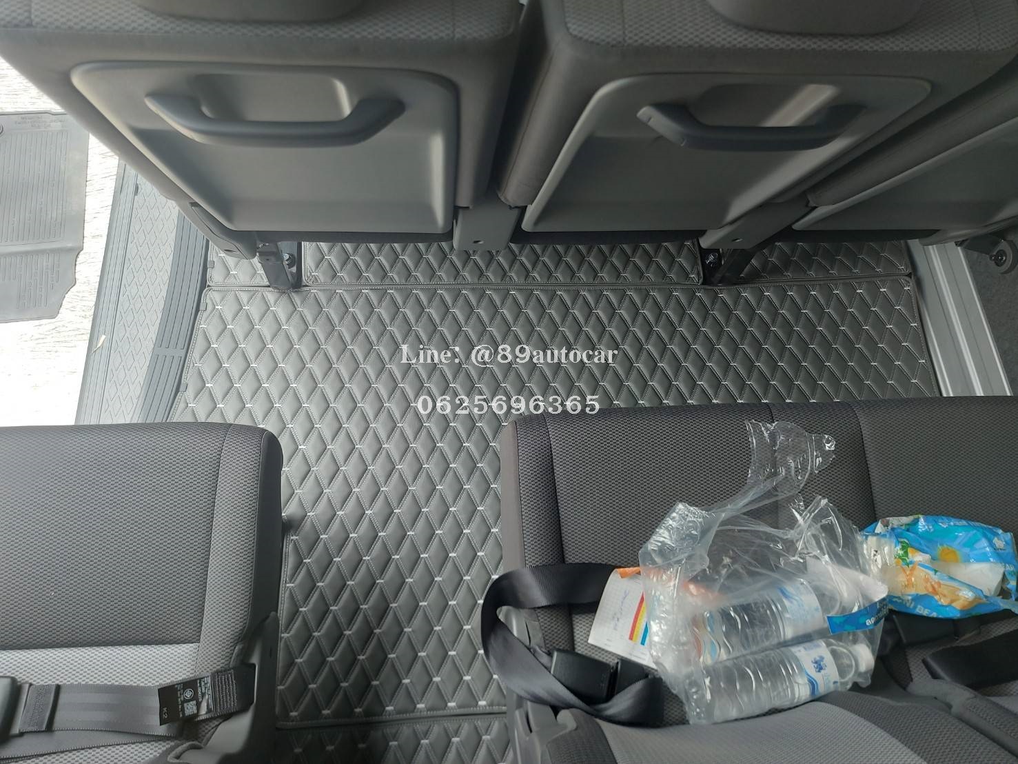 พรมปูพื้นรถตู้ Toyota Commuter 2023 ปูพรมVVIP สีเทาด้ายเทา เต็มคัน