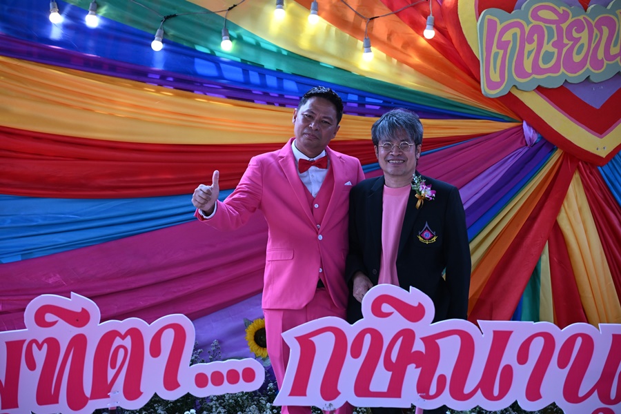 พร้อมเช่า ชุดสูทชาย สีชมพูบานเย็น ทรงเข้ารูป Slim-cut (พร้อมเสื้อกั๊ก)