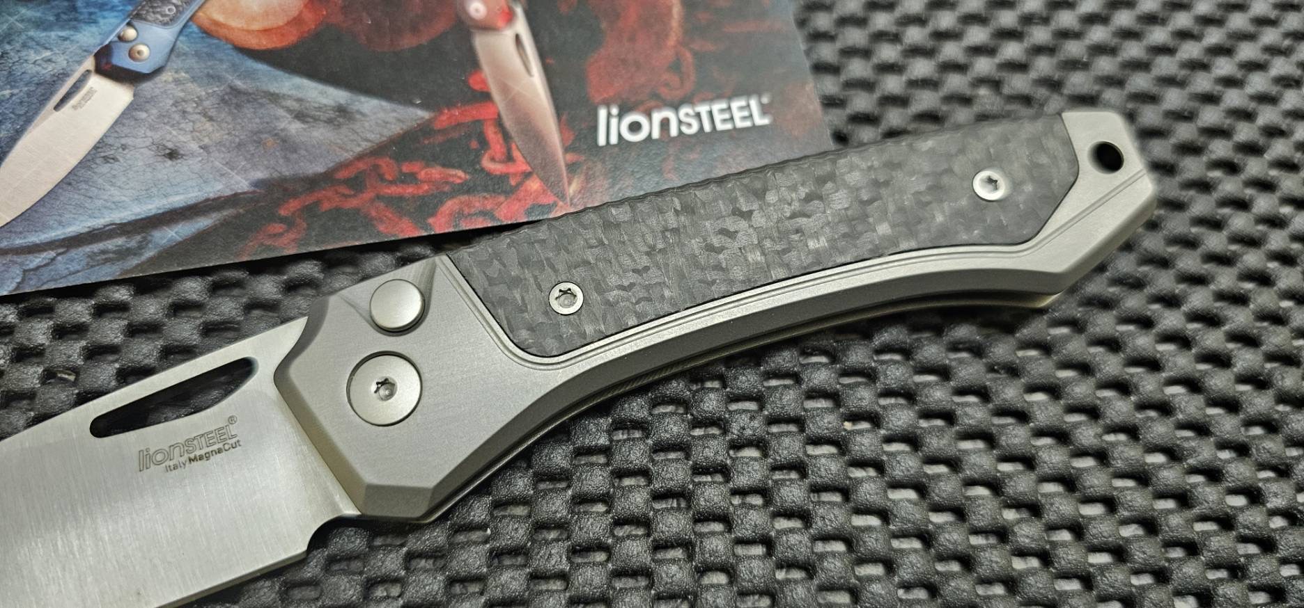LionSTEEL Twain Button Lock CF Gray