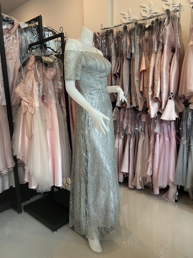 พร้อมเช่า ชุดราตรียาว แบบไหล่ปาดแขนสั้น สีเทา แต่งเม็ดกากเพชรทั้งชุด มาพร้อมเข็มขัดรูปใบไม้สีทอง หรูมาก