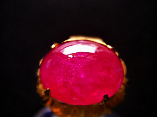 ทับทิมพม่า สีแดงสดเลือดนก หัวแหวนสวยทรงนูน รูปสวยเนื้อดี แหวนล้อมเพชร สวยงามล้ำ เด่นงามสง่า ขนาดทับทิมขนาด 9.62x12.50x5.2 mm. นน.6.06 ct.