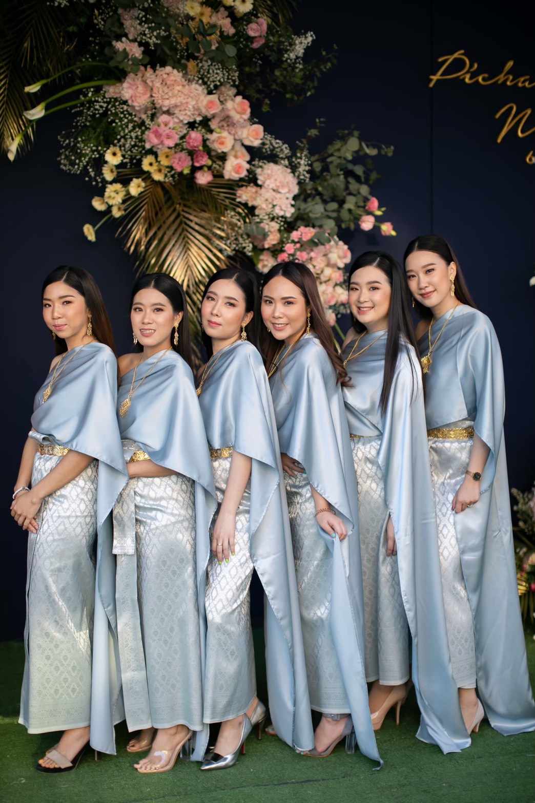 เช่า ชุดไทย ชุดเพื่อนเจ้าสาว ชุดไทยผ้าถุงสีเทาเงิน สไบเรียบ สีเทาเงิน