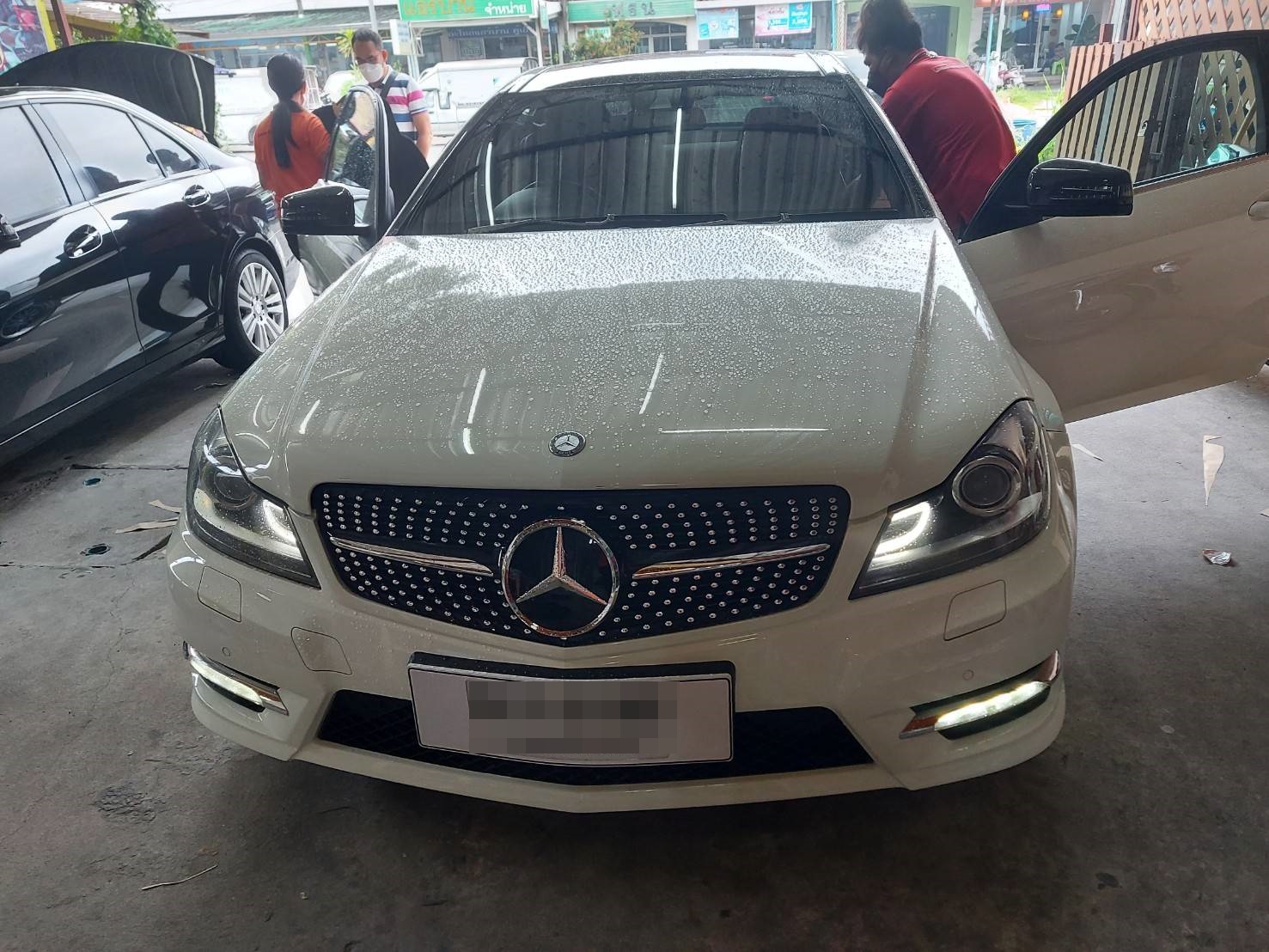 พรมรถยนต์ Benz C180 Coupe W204 ปูพรม6D สีแดงไวน์ + ท้าย เต็มคัน