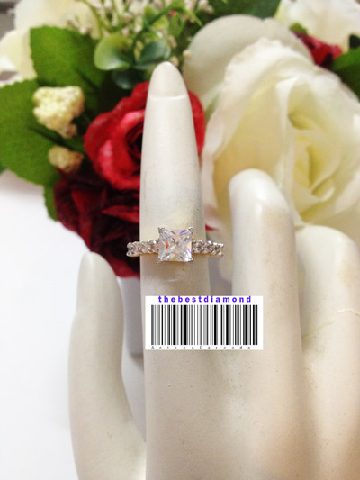 BR430++แหวนเพชรCZ รูปสี่เหลี่ยม มีบ่าข้างแบบทันสมัย ดูดี intrend มากๆๆ แบบออกมาจากร้านจิวเวลลี่เลย เพชรสวยวิ๊งๆ ใส่ติดนิ้วได้เลยค่ะ สวยสุดๆ
