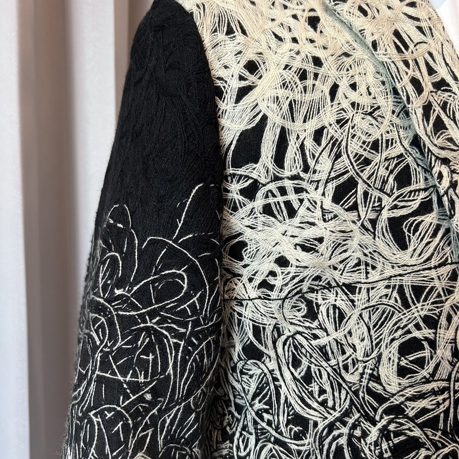 พร้อมเช่า เสื้อสูทชาย สีขาวดำ ปักลายกราฟฟิก กางเกงดำ