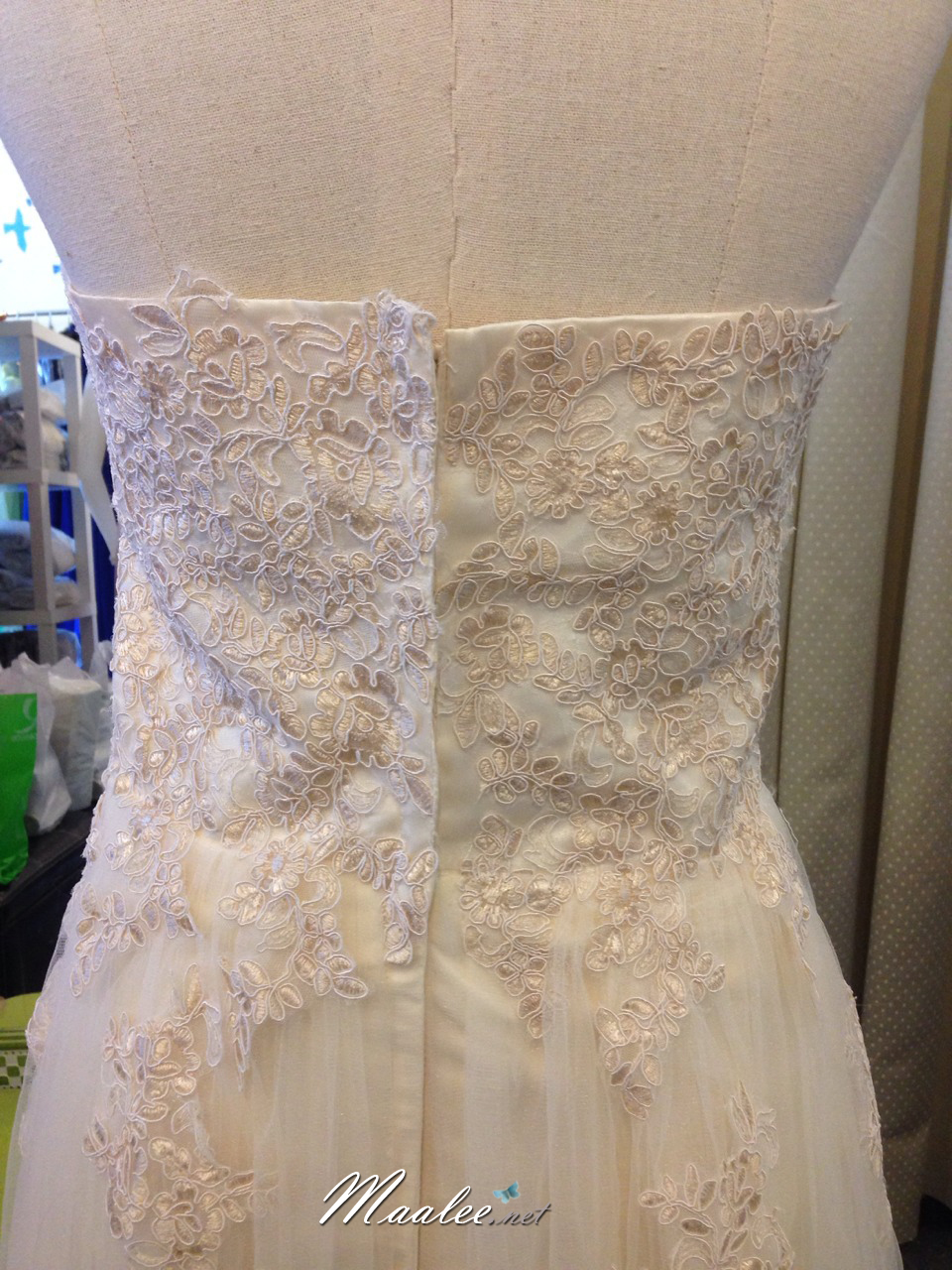 พร้อมเช่า ชุดราตรียาว เกาะอก ลูกไม้ คลุมด้วยผ้าตาข่าย สวยหรู สีครีมChampagne (มีทั้งแบบซิป และเชือกผูกหลัง)