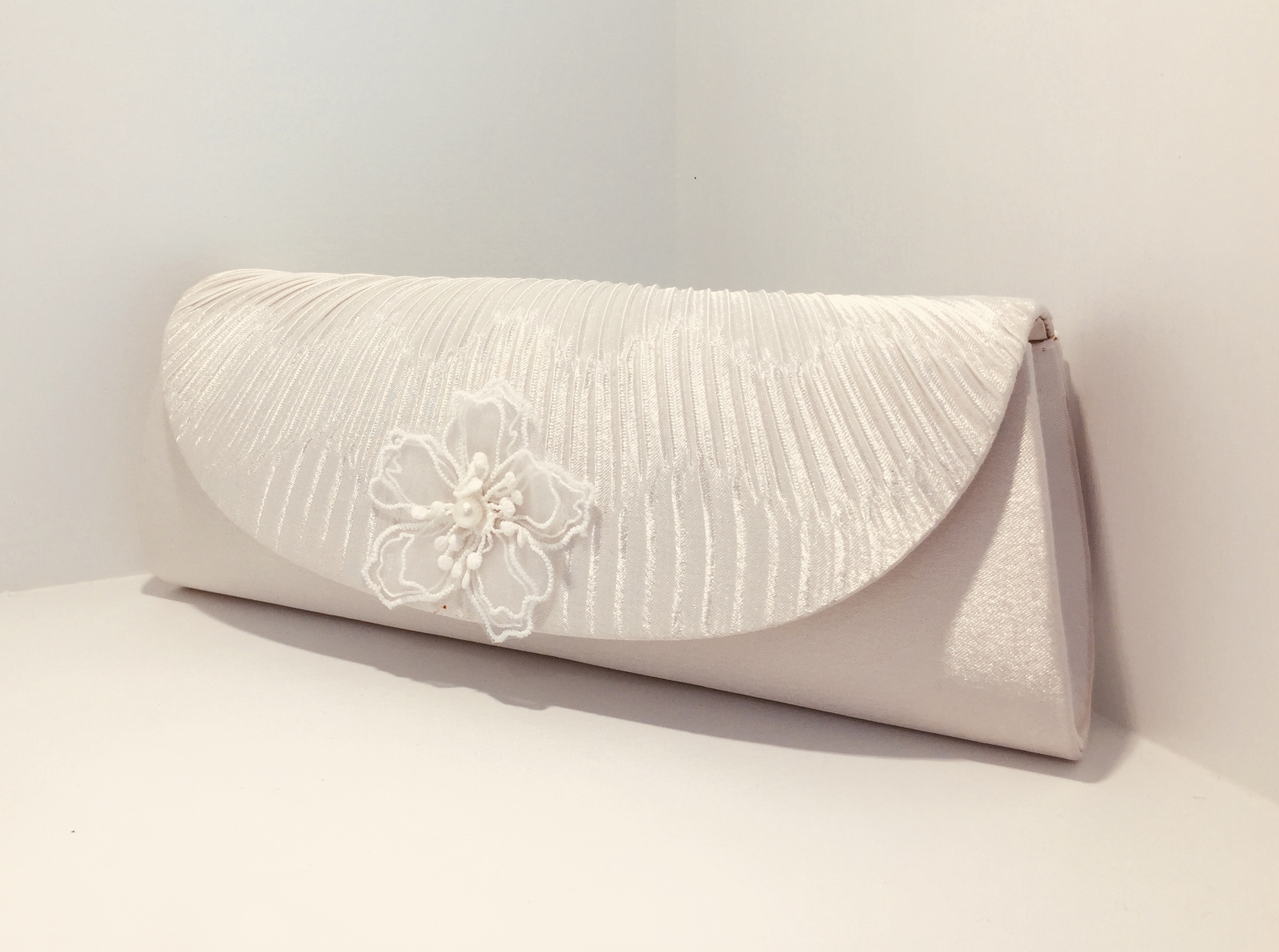 พร้อมส่ง Evening Clutch กระเป๋าออกงาน สีขาว แต่งลูกไม้