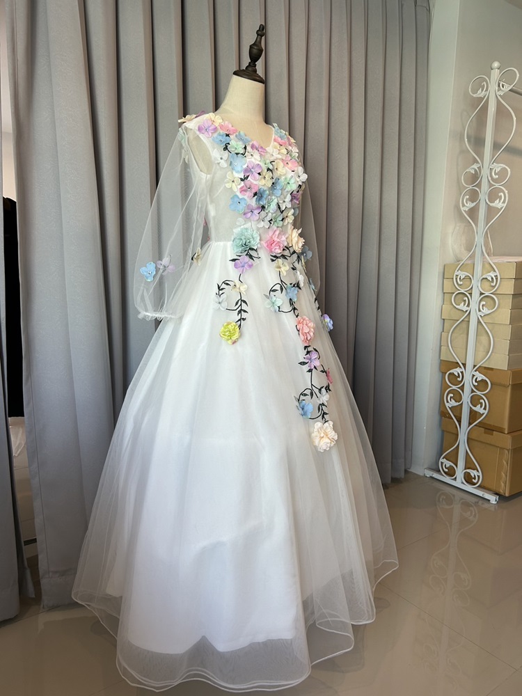 พร้อมเช่า ชุดแฟนซี ชุดราตรียาว สีขาว แขนยาว แต่งดอก Fairy สไตล์เจ้าหญิง กระโปรงพองสวย เชือกผูกหลัง