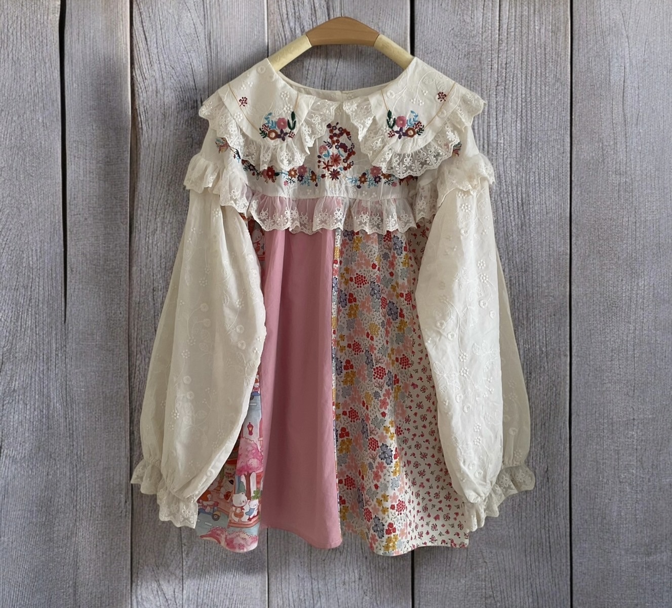 เสื้อผ้าฝ้ายคอบัวลายปัก