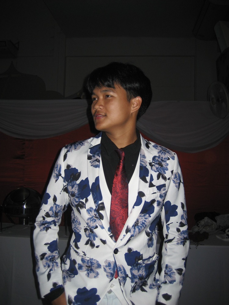 พร้อมเช่า ชุดสูท สูทชาย สีขาว พิมพ์ลายดอกไม้โทนน้ำเงิน แนวแฟนซี (ไม่มีเสื้อกั๊ก)