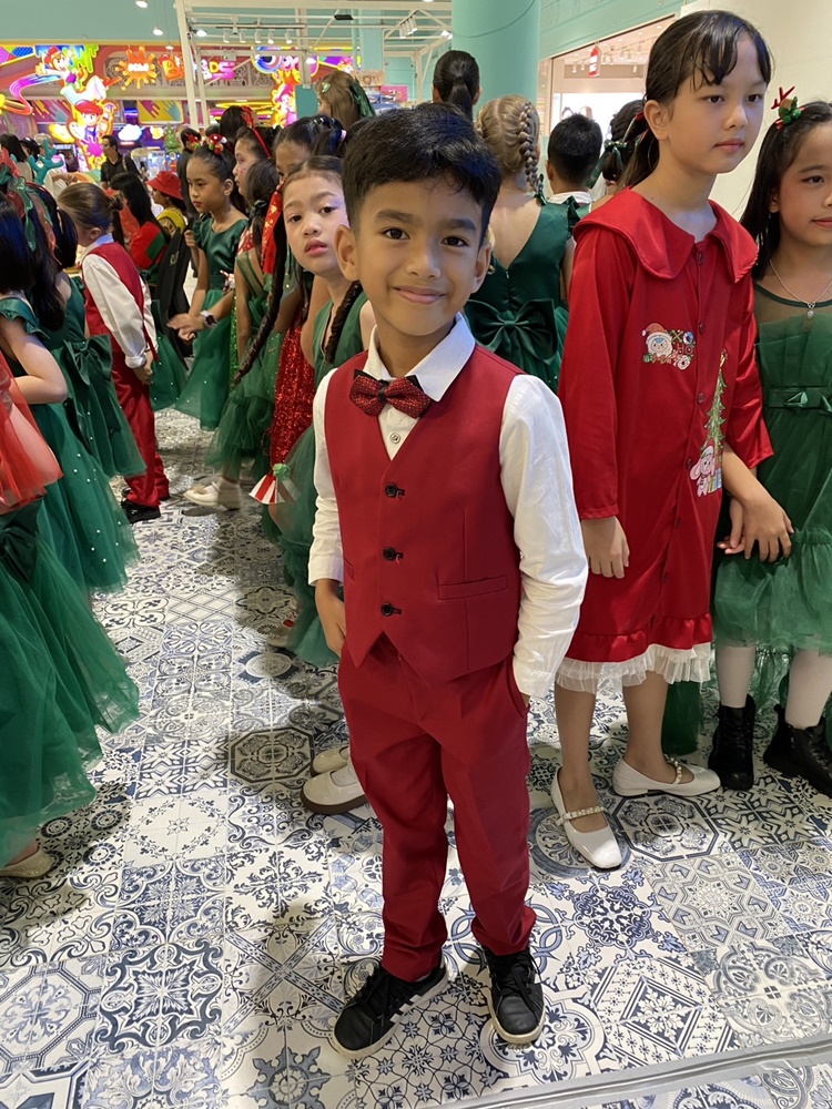 พร้อมเช่า ชุดสูทเด็กชาย สีแดง **พร้อมเช่าไซส์ 120,130,140,150,160,170**