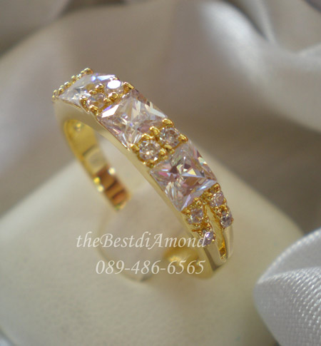 RL008+++แหวนสี่เหลี่ยม3เม็ด+++เพชรสี่เหลี่ยมแบบPrincess Cut เล่นไฟสวยมากๆๆๆๆ แบบสวยหรู แพรวพราว ใช้เพชรเม็ดกลมเป็นตัวคั่น ดูดีมากๆๆ