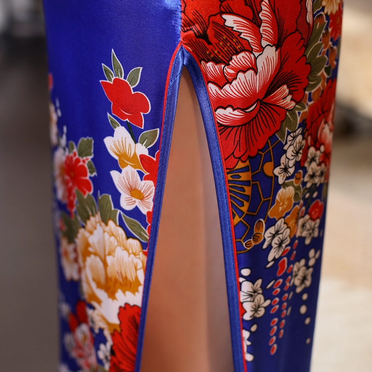 พร้อมเช่า กี่เพ้า สีขาว แขนสั้น ลายดอกไม้ ผ่าข้าง ตัดเย็บอย่างดี