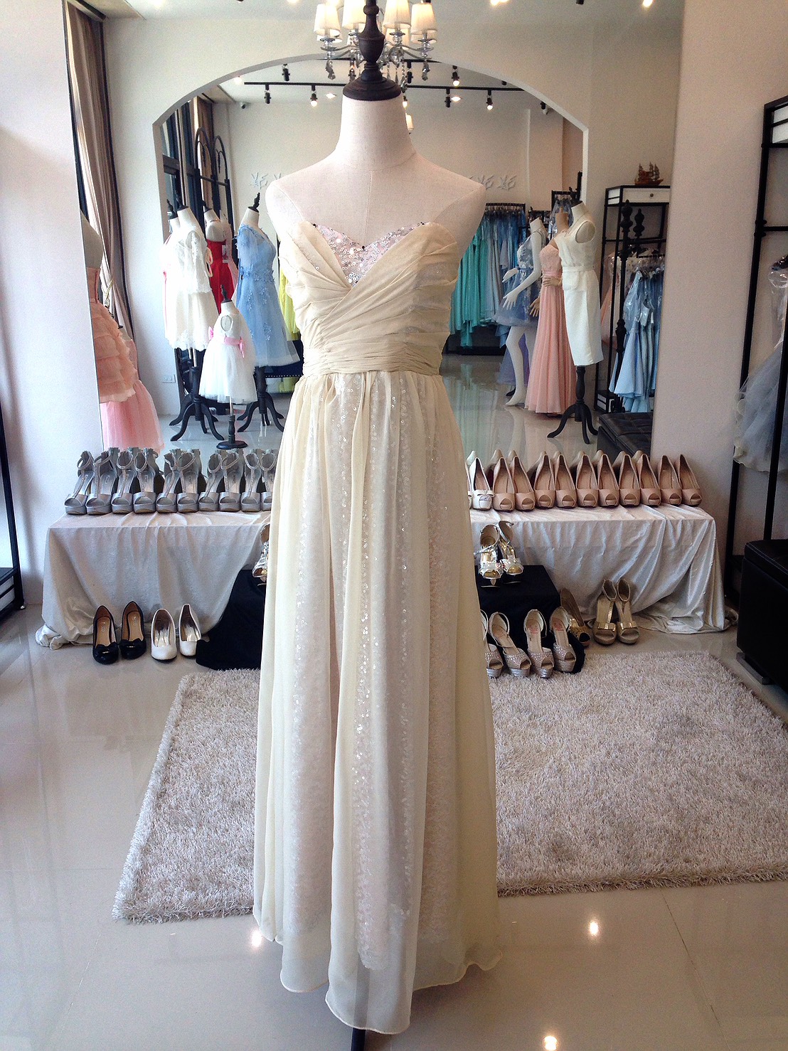 พร้อมเช่า ชุดราตรียาว เกาะอก สีกรมท่า ตัวชุดสวยหรู แต่งเลื่อมทั้งชุด ผ้าด้านนอกเป็นผ้าชีฟอง (เชือกผูกหลัง)