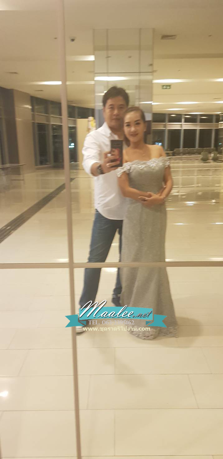 พร้อมเช่า ชุดราตรียาว แบบปาดไหล่ เข้ารูป ทรงหางปลา สีเทา ผ้าลูกไม้ แต่งเลื่อมสุดหรู (เชือกผูกหลัง)