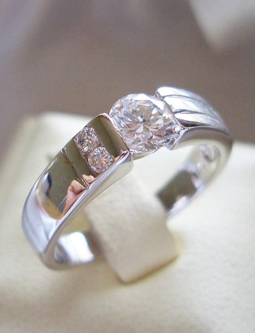 BR042RD+++แหวนเพชรเดี่ยวค่ะ เม็ดกลม เท่ห์ เรียบ ดูมี Style ล้อมด้วยเพชรเล็ก 2 เม็ดค่ะ ชุปทองแท้ 24 K