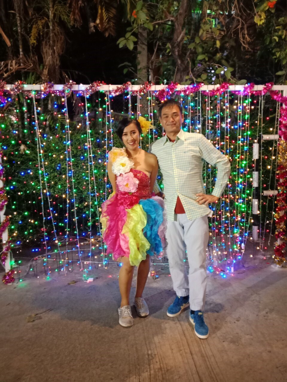 พร้อมเช่า ชุดแฟนซีสั้น ชุดราตรี ไหล่เฉียง สีรุ้ง กระโปรงระบายฟูสวย ฟรุ้งฟริ้ง