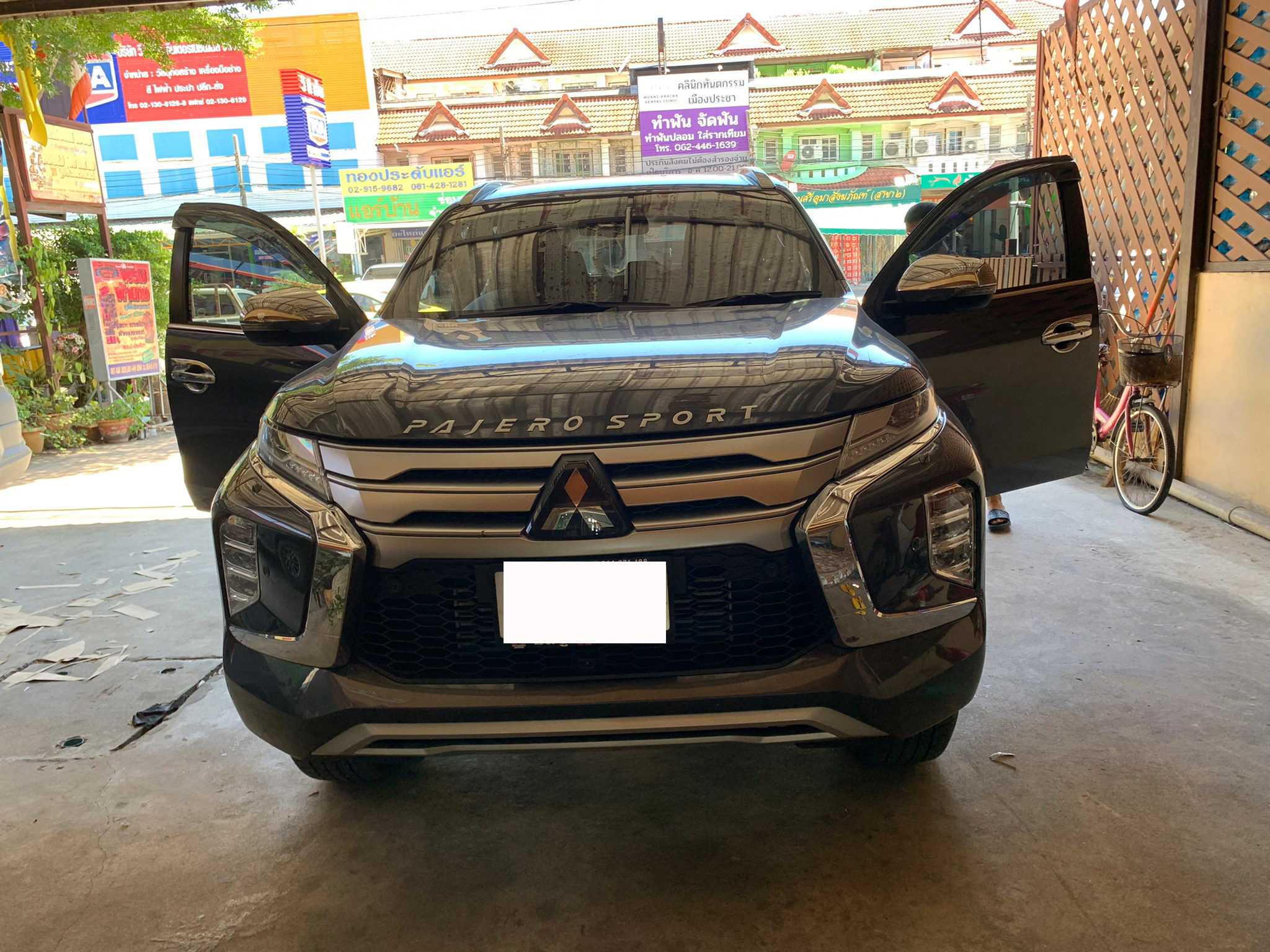 พรมปูพื้นรถยนต์ Mitsubishi Pajerosport 2022 ปูพรม7D สีดำด้ายทอง + ไวนิลสีแดง เข้ารูป