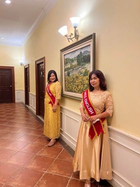 พร้อมเช่า ชุดราตรียาว แขนสามส่วน สีทอง อกแต่งลูกไม้ กรโปรงเนื้อผ้ามัน คาดเอวคริสตัล เพิ่มเข็มกลัดโบว์ช่วงหลัง