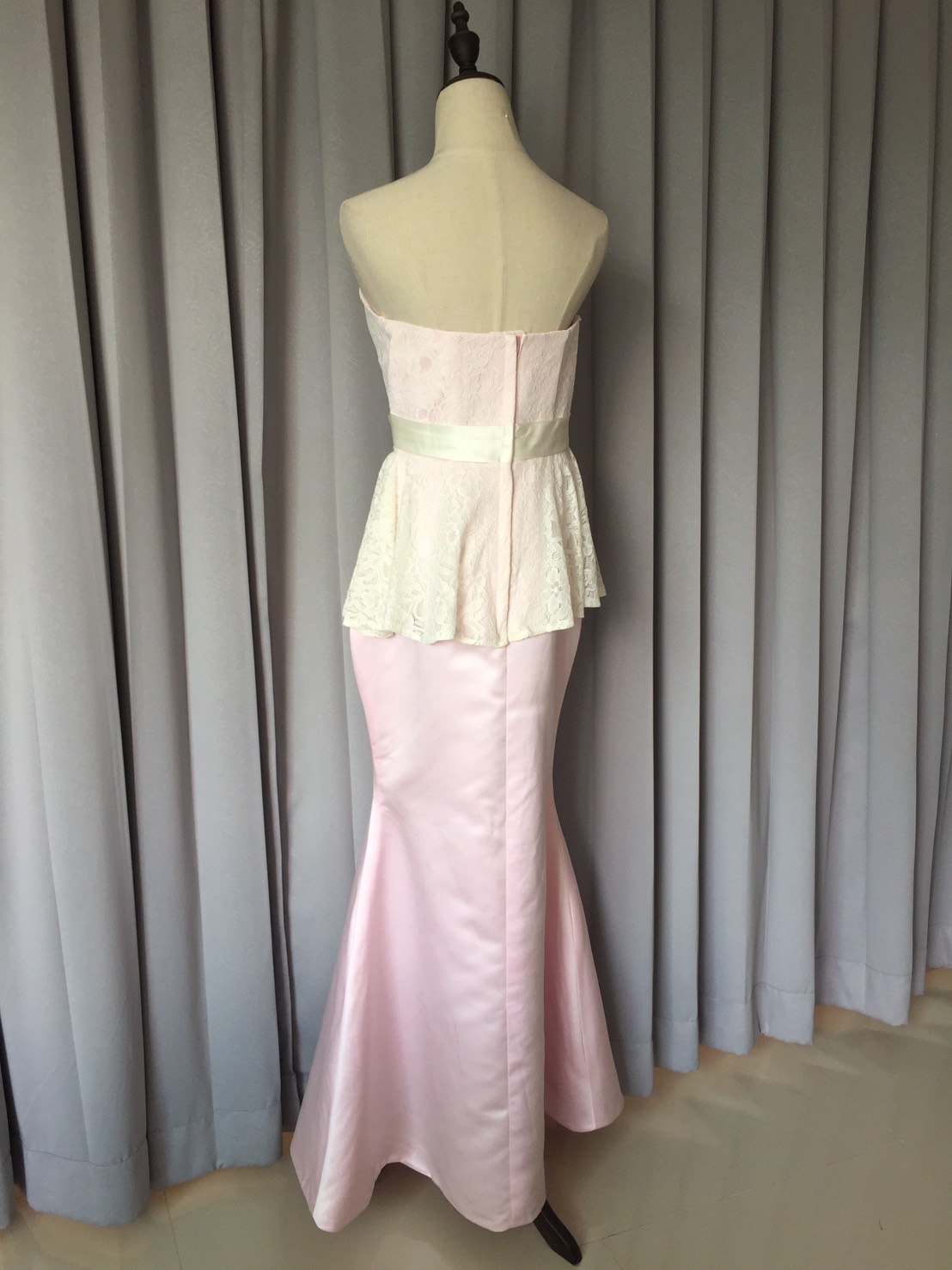 พร้อมส่ง ชุดราตรียาว เกาะอก ลูกไม้สีขาว ระบายช่วงเอวพร้อมโบว์สีขาว ตัวกระโปรงสีชมพูทรงหางปลา