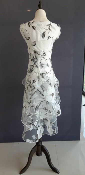 Pre-order เดรสขาว พรีเวดดิ้ง หน้าสั้นหลังยาว แขนกุด ลายดอกไม้เขียว เรียบหรู