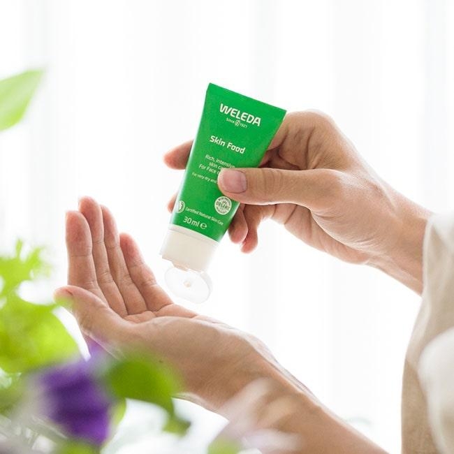 ครองใจผู้ใช้กว่า 90 ปี! WELEDA Skin Food ครีมสำหรับคนผิวแห้ง มือแห้ง 75 ml.