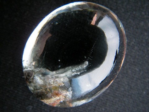 QU0011 QUARTZ แก้วปวก แซมด้วยแท่งแร่แทงชี้ขึ้นกลางเม็ด ขึ้นปกคลุมด้วยปุยแก้วขนเหล็กในเนื้อแก้ว ขนาดแก้ว 21.40 x 25.92 x 13.00 mm. นน. 50.68 ct