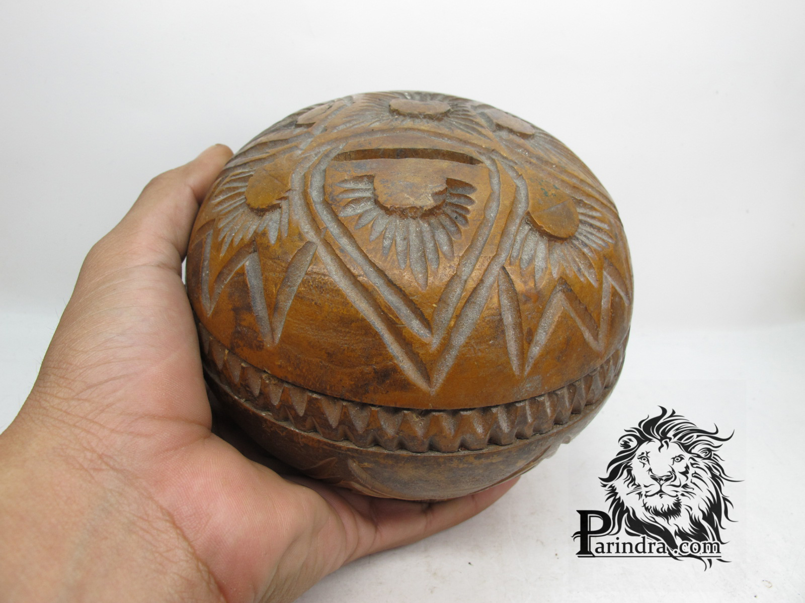 กระปุกออมสินเก่า ทำจากไม้แกะสลัก