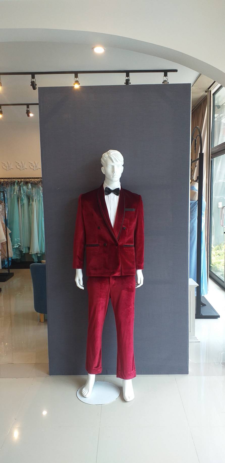 สูทแฟนซี สูท แดงแต่งขอบดำ กระดุมคู่ เนื้อผ้ากำหยี่ หรูหรา