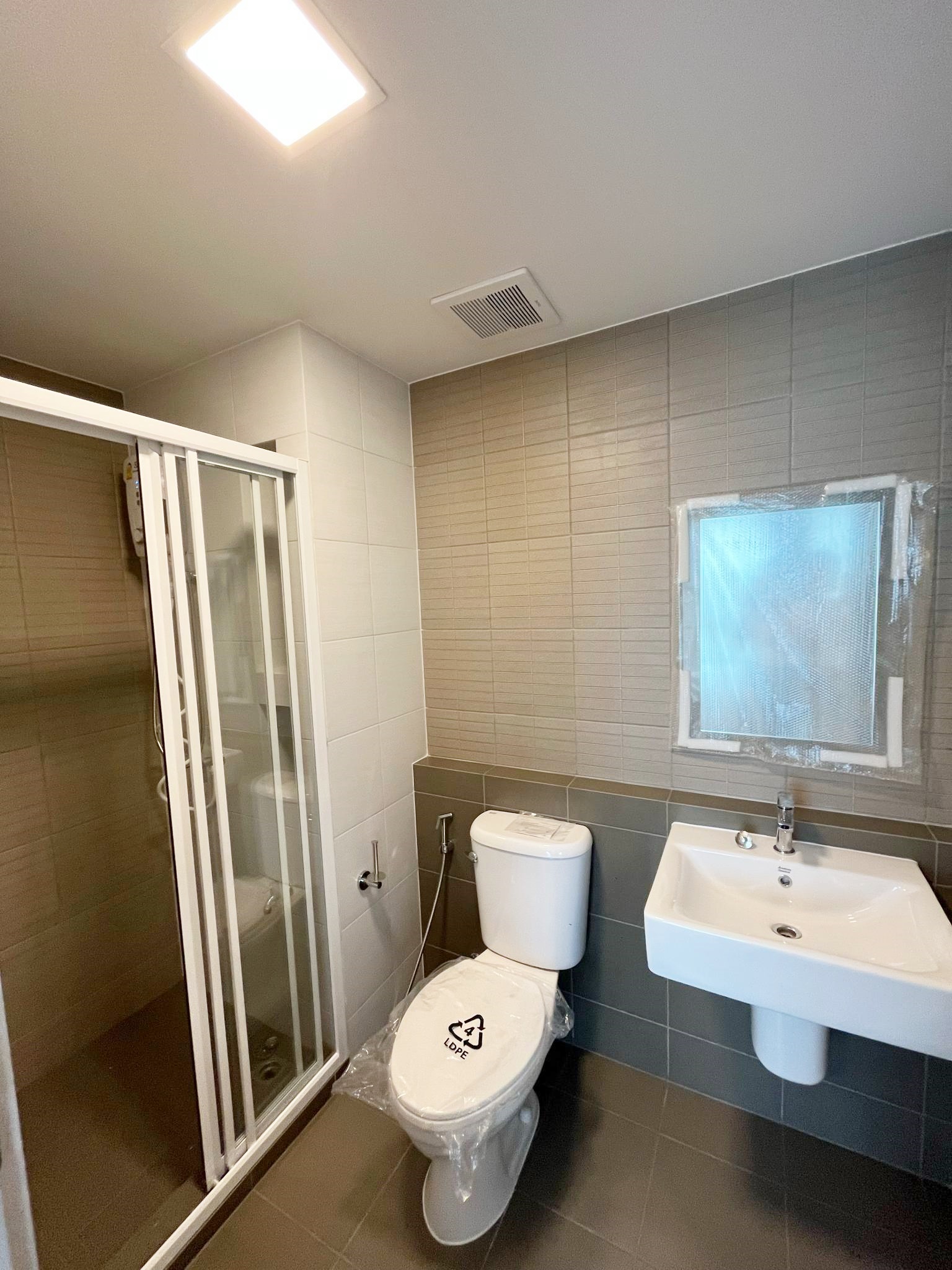 ให้เช่าดีคอนโด ไฮด์อเวย์-รังสิต ตึกB 28 ตร.ม.เฟอร์ครบ ตรงข้ามธรรมศาสตร์รังสิต