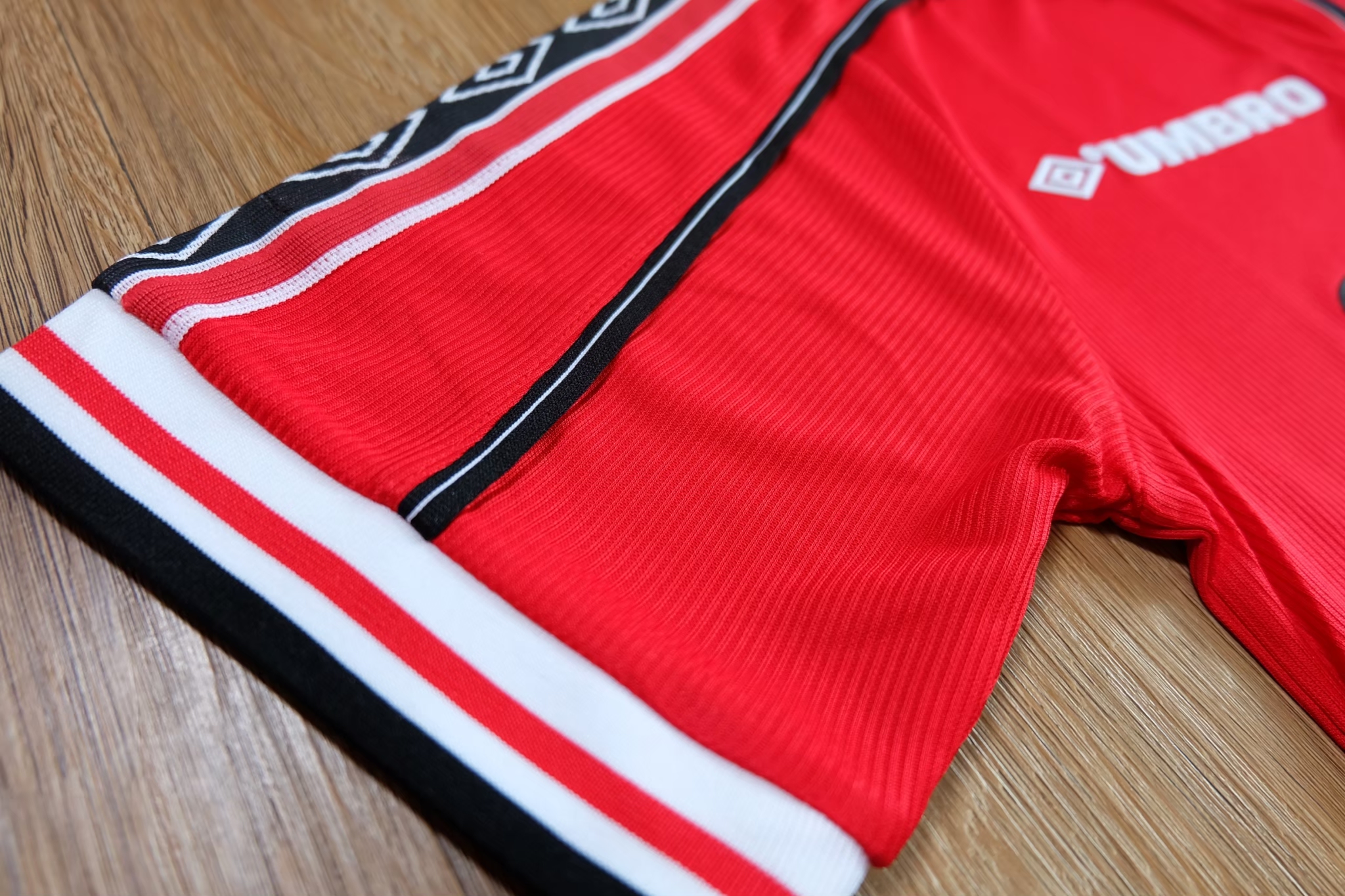 Manchester United 1998/99 Vintage Jersey เสื้อฟุตบอลแมนยูคอซิปย้อนยุค
