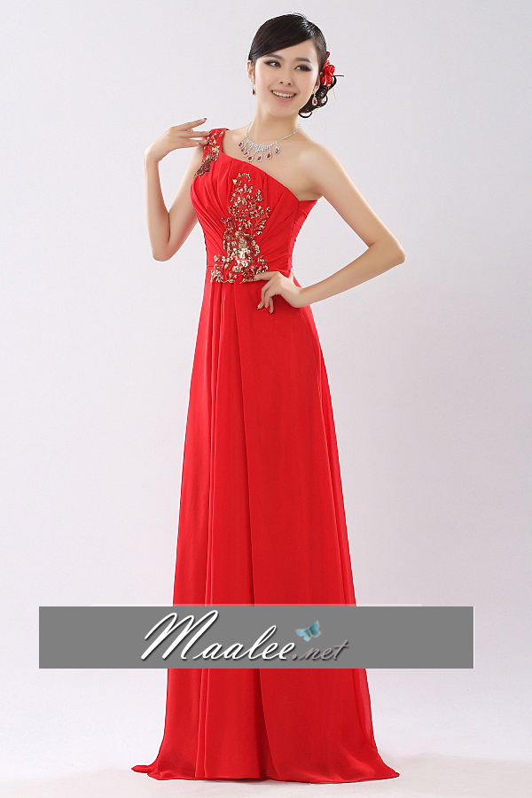 พร้อมส่ง ชุดราตรียาว ไหล่เดียว สีแดง แต่งลูกไม้ปักเลื่อมละเอียด ช่วงอกจับเดรปสวย