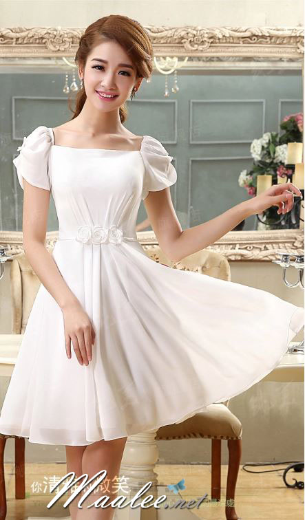 พร้อมเช่า ชุดราตรีสั้น สีขาว แขนตุ๊กตามีโบว์ ผ้าชีฟอง แบบสวยหวาน เพิ่มดอกช่วงเอว