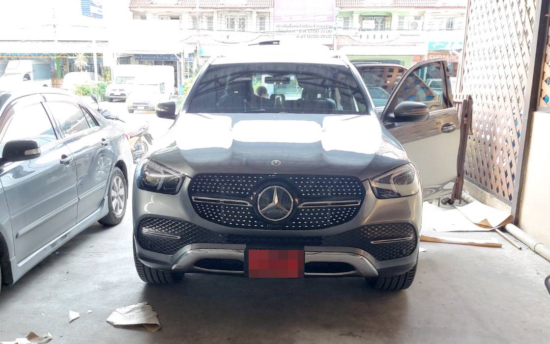 สั่งตัดพรมรถยนต์ Benz GLE350 de ปูพรม6D สีดำด้ายทอง เต็มคัน