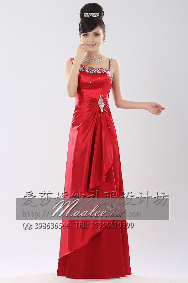 พร้อมเช่า ชุดราตรียาว ไหล่เฉียง สีแดงก่ำ จับจีบที่เอว คอประดับลูกปัดคริสตัลสวยหรู