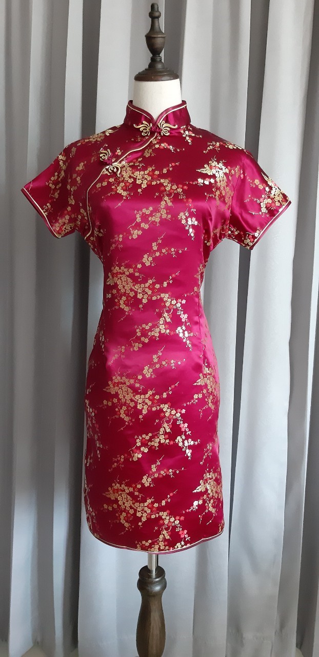 พร้อมส่ง กี่เพ้า / สั้น สีไวน์แดง ลายดอกบ๊วย Cherry Blossom ผ้าไหมจีน กุ๊นขอบ ตัดเย็บอย่างดี (XL)